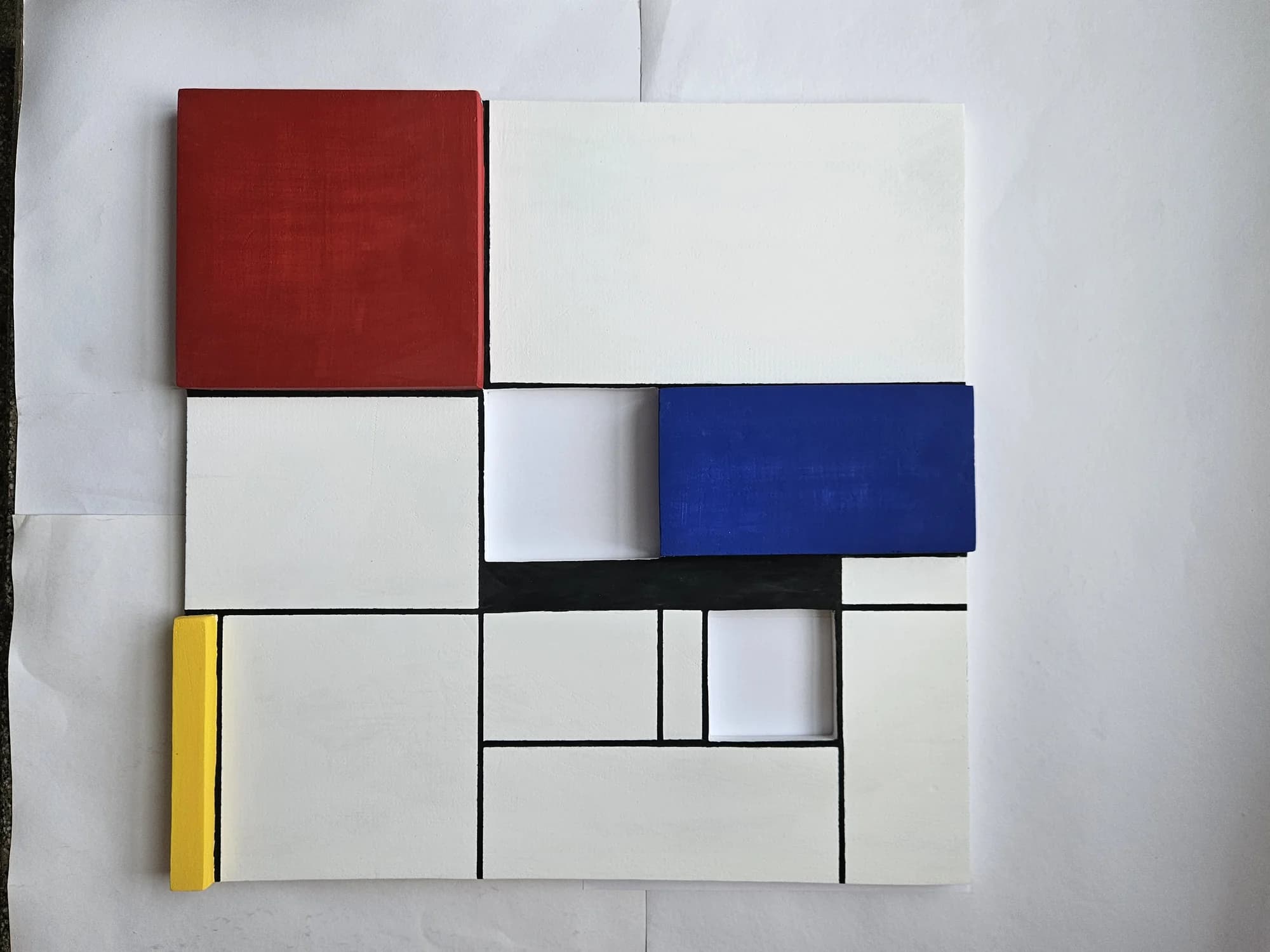 Geometrická kompozice z barevných dlaždic inspirovaná neoplasticismem